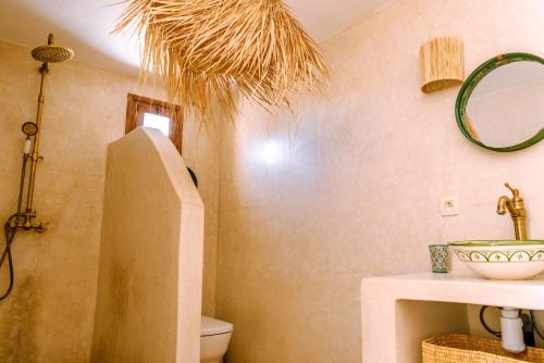 La salle de bains est pourvue d'un lavabo et de toilettes. dans l'établissement Villa Madame Babouche, chambre Fériel, SdB privative, à Oulad el Madani
