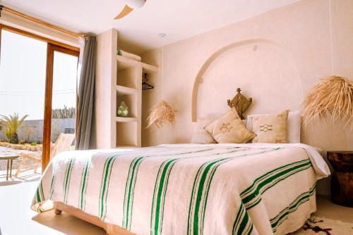 - une chambre avec un grand lit et une grande fenêtre dans l'établissement Villa Madame Babouche, chambre Fériel, SdB privative, à Oulad el Madani