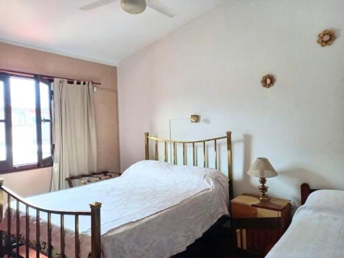 1 dormitorio con 2 camas y ventana en Departamento 3 habitaciones en Salta