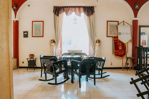 uma sala de jantar com uma mesa e cadeiras e uma janela em Hotel Quinta Marciala MX em Valladolid