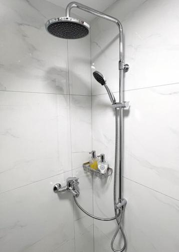 een douche met een glazen deur in de badkamer bij Leni in Paralia Katerinis