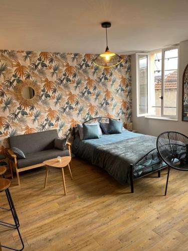 une chambre avec un lit et un canapé dans l'établissement Monlogis 6 Grand Studio lumineux- Fibre, à Angoulême