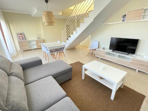 ein Wohnzimmer mit Sofa und Tisch in der Unterkunft Apartamento Panoramica Golf - Sant Jordi in San Jorge
