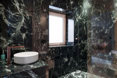 Ένα μπάνιο στο Taormina Infinity Suites