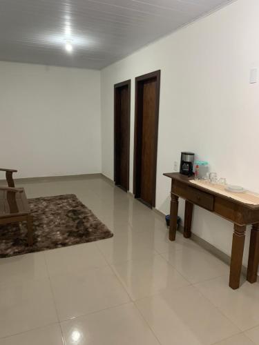 um quarto com uma secretária de madeira e uma mesa em Hospedagem vicentina em Tiradentes