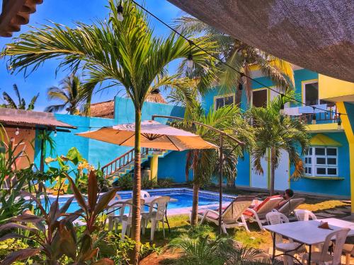 un resort con piscina, tavoli e sedie di Hotel el Paredon a El Paredón Buena Vista