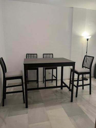 a table with two chairs and a table with a lamp at La Casa del Tambor in Córdoba