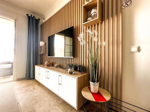 baño con lavabo, mesa y espejo en Sea Apartment 3Bed Small Oasis, en Castillo de Sabinillas