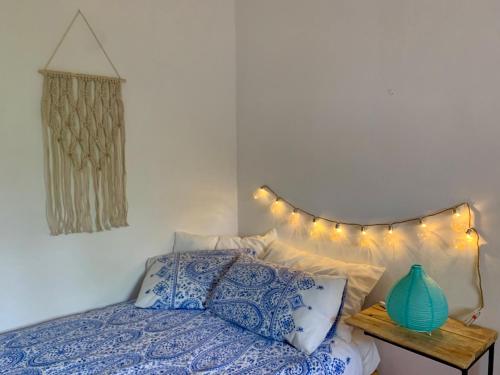 Schlafzimmer mit einem Bett mit Tisch und Beleuchtung in der Unterkunft La stanza di Campagna in Campiglia Marittima