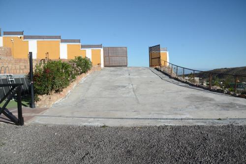 ein Gehweg, der zu einem Gebäude führt in der Unterkunft Casa Cueva Los Mansos in Santa Cruz de Tenerife