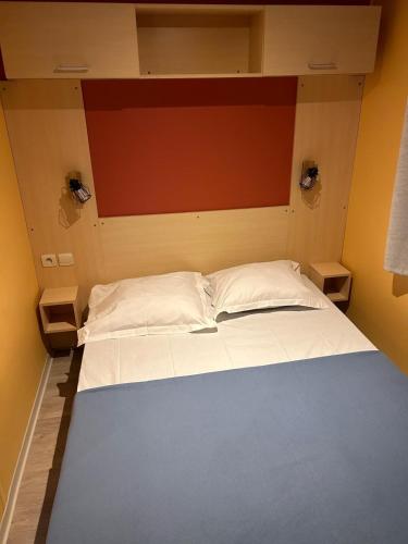 une chambre avec un grand lit dans une pièce dans l'établissement La Teranga, à La Roque-dʼAnthéron