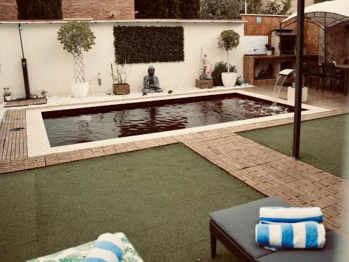 una piscina en un patio trasero con agua verde en Villa Paradise, urban oasis by -Toprentalsbarcelona-, en Esplugues de Llobregat