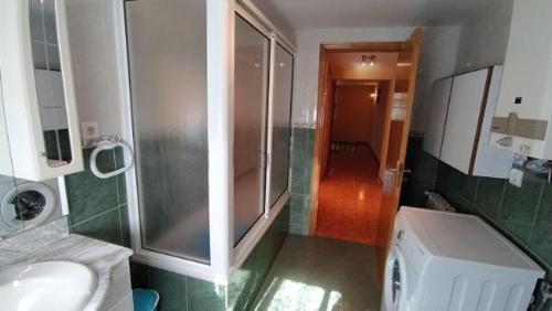 uma casa de banho com um chuveiro e um lavatório. em La casita del Bierzo em Carracedelo