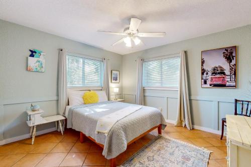 1 dormitorio con 1 cama y ventilador de techo en Turquoise Palms, en Butler Beach