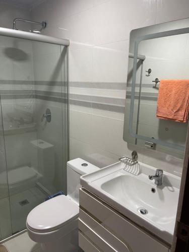 ein Bad mit einer Dusche, einem WC und einem Waschbecken in der Unterkunft Habitación en Casa Loma in Cochabamba