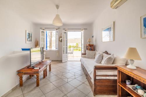 uma sala de estar com um sofá e uma mesa em Platis Gialos beach house with sea view balcony em Platis Gialos, Mykonos