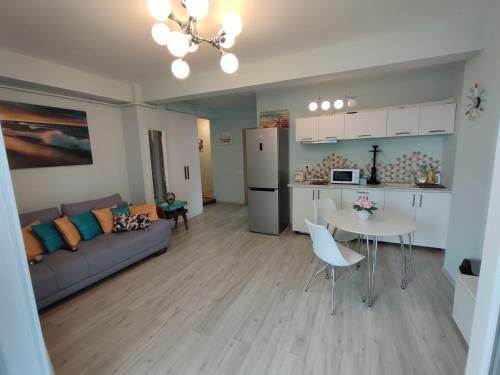 a living room with a couch and a table at Nord Residence in Mamaia Nord