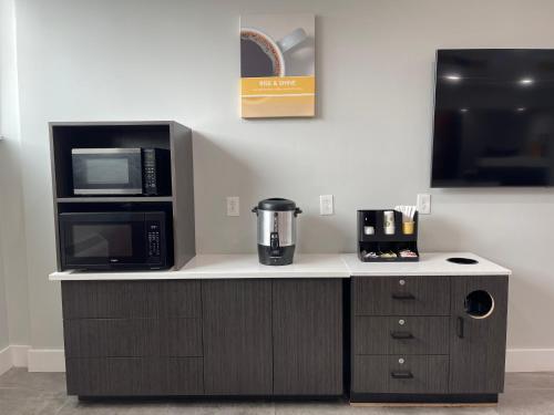 Dapur atau dapur kecil di Motel 6 Arlington TX Entertainment District