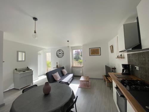 un salon avec une table et un canapé dans l'établissement Résidence de la Poste, à Saint-Pol-de-Léon