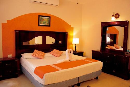 um quarto com uma cama com um cisne em Hotel Quinta Marciala MX em Valladolid