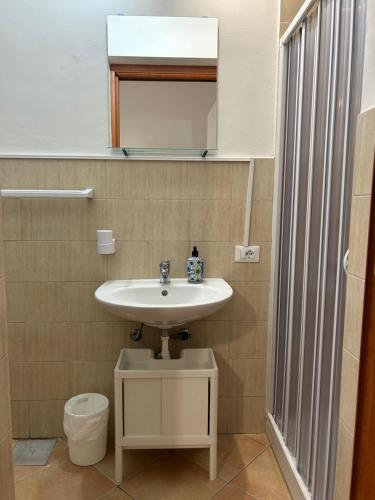 een badkamer met een wastafel en een toilet bij A casa ru zu Nino in Capaci