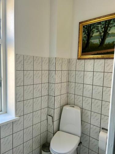 Vonios kambarys apgyvendinimo įstaigoje Bøgebjerggårds Gårdbutik