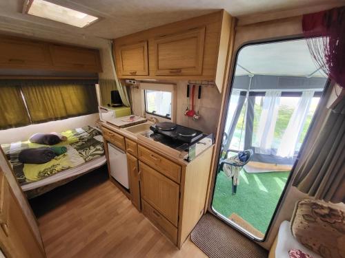 Cette caravane offre une vue sur l'intérieur d'une petite cuisine. dans l'établissement karavan U Goldy, à Česká Skalice