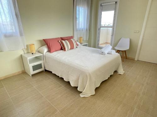 ein Schlafzimmer mit großem Bett und Fenster in der Unterkunft Apartamento Panoramica Golf - Sant Jordi in San Jorge