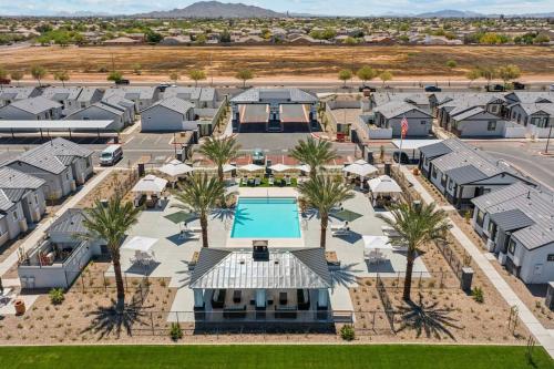 Una vista aérea de un resort con piscina y palmeras. en Sparkling Modern Home in Buckeye with Pool,BBQ, en Buckeye