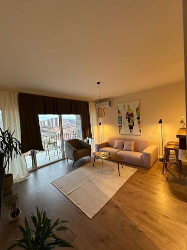 ein Wohnzimmer mit einem Sofa und einem Tisch in der Unterkunft Little May's Home in Pristina