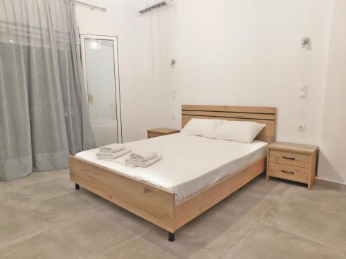 a bedroom with a bed with two towels on it at Κωνσταντίνος Έλενα Studios in Pefki