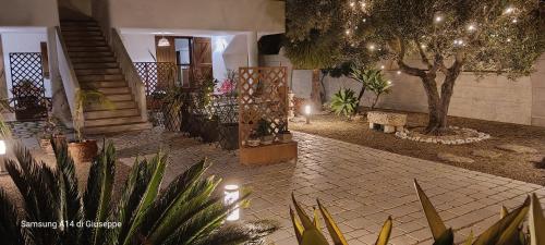 un cortile con piante e luci in una casa di b&b Stella marina torre guaceto a Specchiolla