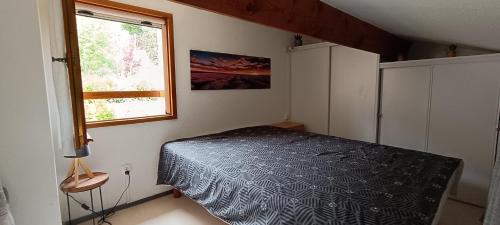une chambre avec un lit et une fenêtre dans l'établissement Mazet provençal Gorges du Verdon 4 personnes, à Saint-Martin-de-Brômes