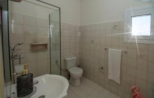 格利法達的住宿－Monopoli home，浴室配有卫生间、盥洗盆和淋浴。