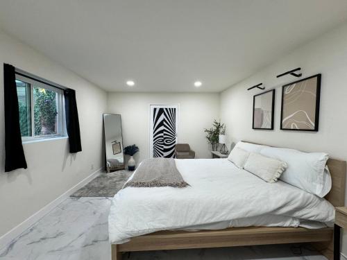 Ένα ή περισσότερα κρεβάτια σε δωμάτιο στο Modern Minimalist Home