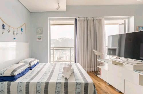 Ένα ή περισσότερα κρεβάτια σε δωμάτιο στο Unlimited Ocean Front - Frente à Praia Vista Mar Hidromassagem 2 Piscinas Climatizadas 2 Saunas Seca e Úmida Wi-Fi 350MB