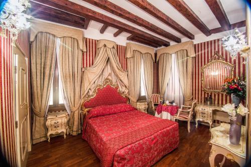 Schlafzimmer mit einem roten Bett und Vorhängen in der Unterkunft Dimora Dogale in Venedig