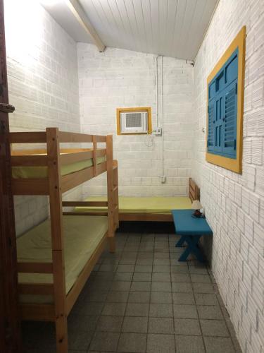 a room with two bunk beds and a window at Paraíso na Barra de Mamanguape Beira do Rio in Rio Tinto
