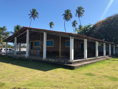 una piccola casa con palme sullo sfondo di Paraíso na Barra a Rio Tinto