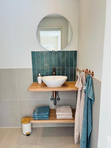 a bathroom with a sink and a mirror at By Mosk in Engelum