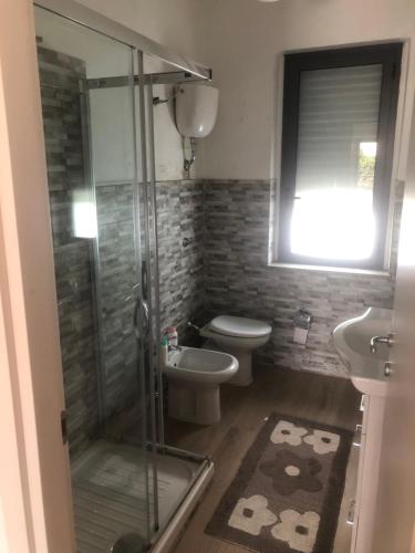 uma casa de banho com um chuveiro, um WC e um lavatório. em Appartamento Villa lucia em SantʼEufemia Lamezia