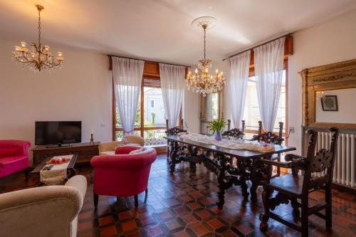 sala de estar con mesa y sillas en Villa Gabri 1 e Villa Gabri2, en Arona