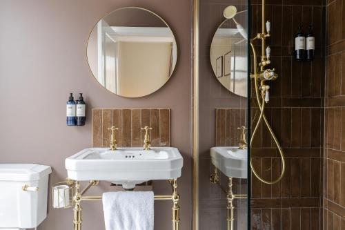 a bathroom with a sink and a mirror at The King in Fowey