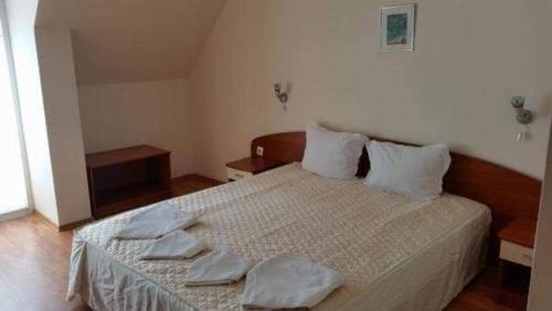 ein Schlafzimmer mit einem Bett mit zwei Handtüchern darauf in der Unterkunft Sem.hotel -Afrikana in Sweti Wlas
