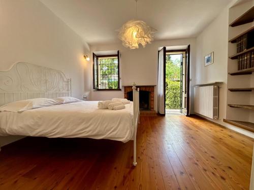 瓦雷澤的住宿－Kibilù - Via Virgilio，一间卧室配有一张大床和一个吊灯。