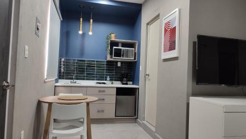 a small kitchen with a table and a microwave at WUER Expiatorio in León