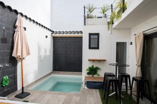 uma pequena piscina no meio de uma casa em Jacuzzi Suite Paradise em Ciudad Real