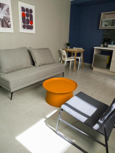 a living room with a couch and a table at WUER Expiatorio in León