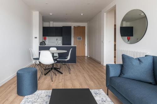 - un salon avec un canapé bleu et une table dans l'établissement The Cornerstone One by Dublin At Home, à Dublin