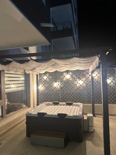 a bed in a room with a window at Dpto nuevo Reñaca gran terraza in Viña del Mar